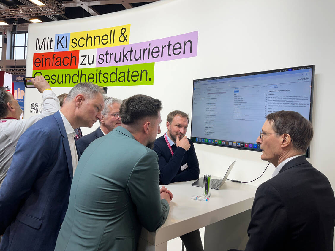 Lauterbach bei seinem Messerundgang bei der DMEA / © pz