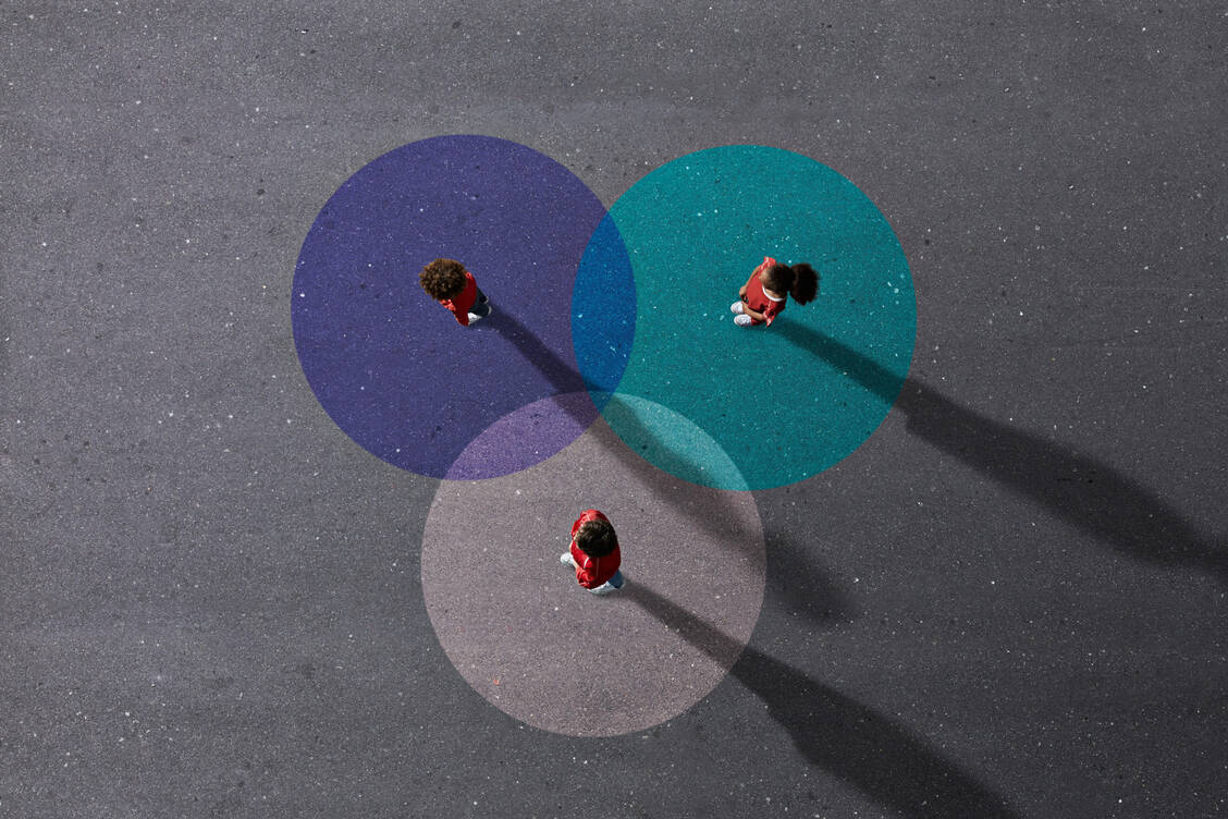 Die Reproduktionszahl R gibt an, wie viele Menschen ein Infizierter in einem bestimmten Zeitraum im Durchschnitt ansteckt. / Foto: Getty Images/Klaus Vedfelt