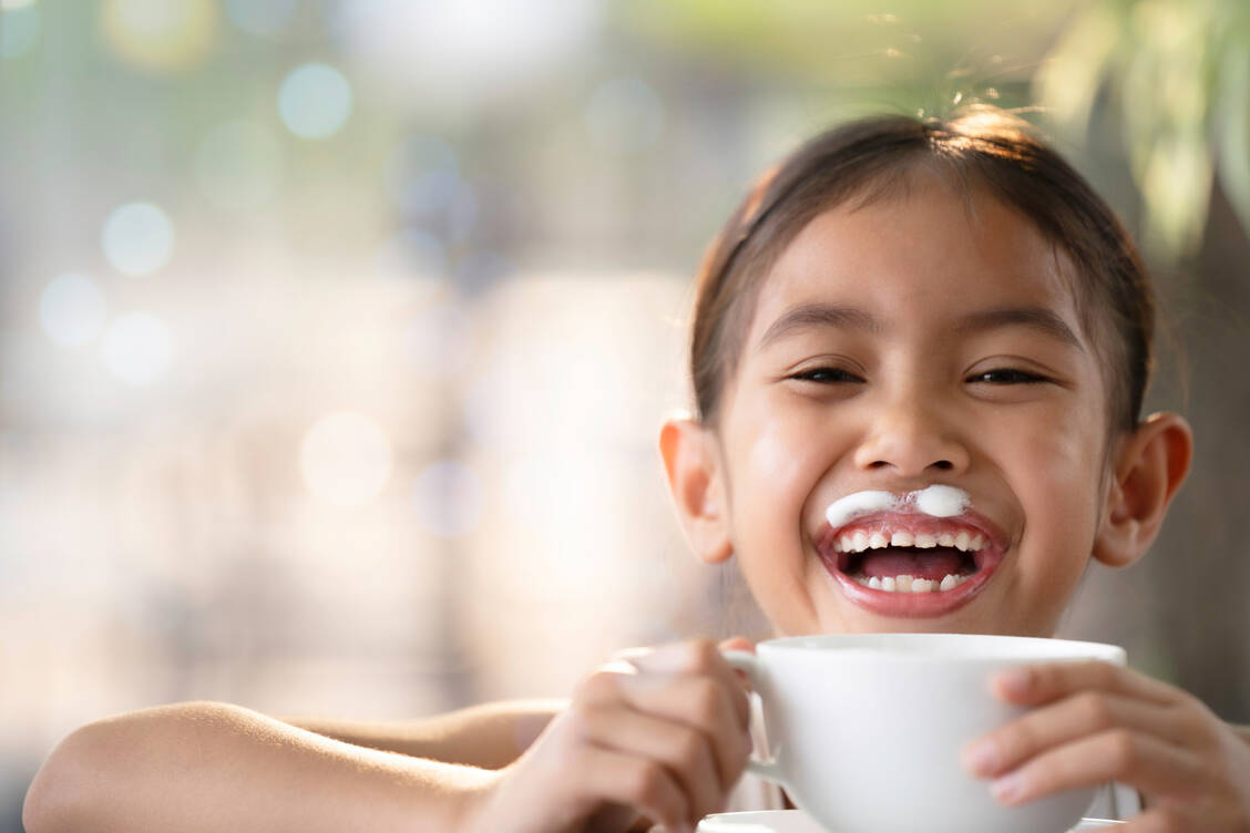 Als Kinder können alle Menschen Laktose verdauen. Diese Fähigkeit geht bei einigen Menschen im Laufe der Zeit verloren, sodass sie schließlich laktoseintolerant sind. / Foto: Adobe Stock/Cheangchai