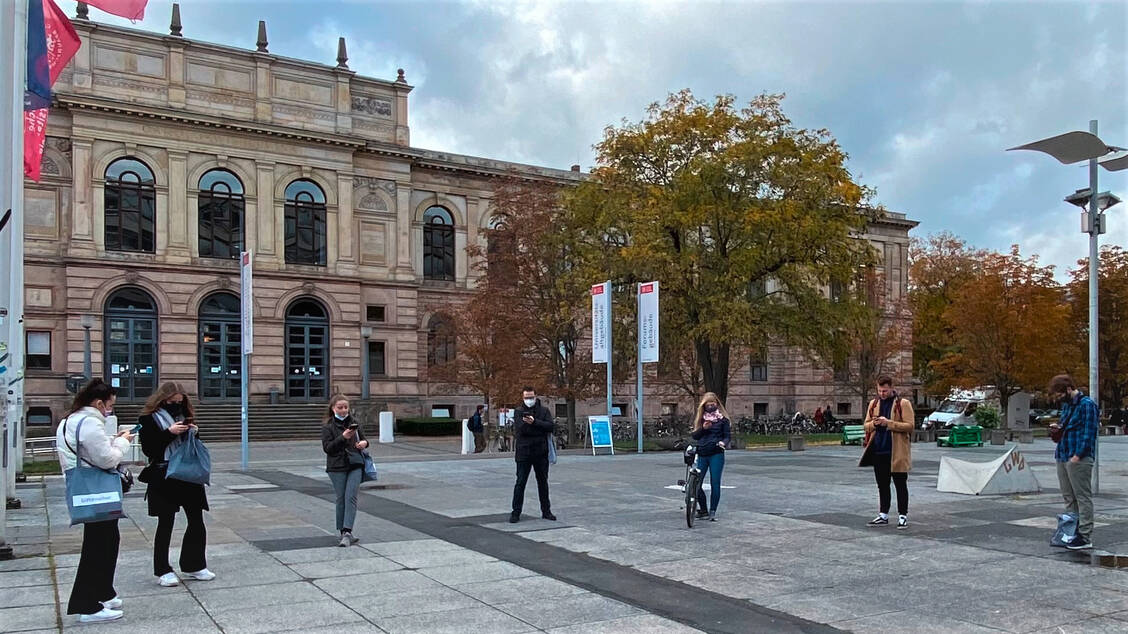 Trotz Abstand teamfähig: Studienanfänger bei der Orientierungswoche der Pharmazie an der TU Braunschweig im Wintersemester 20/21. / Foto: Tien Trung Do