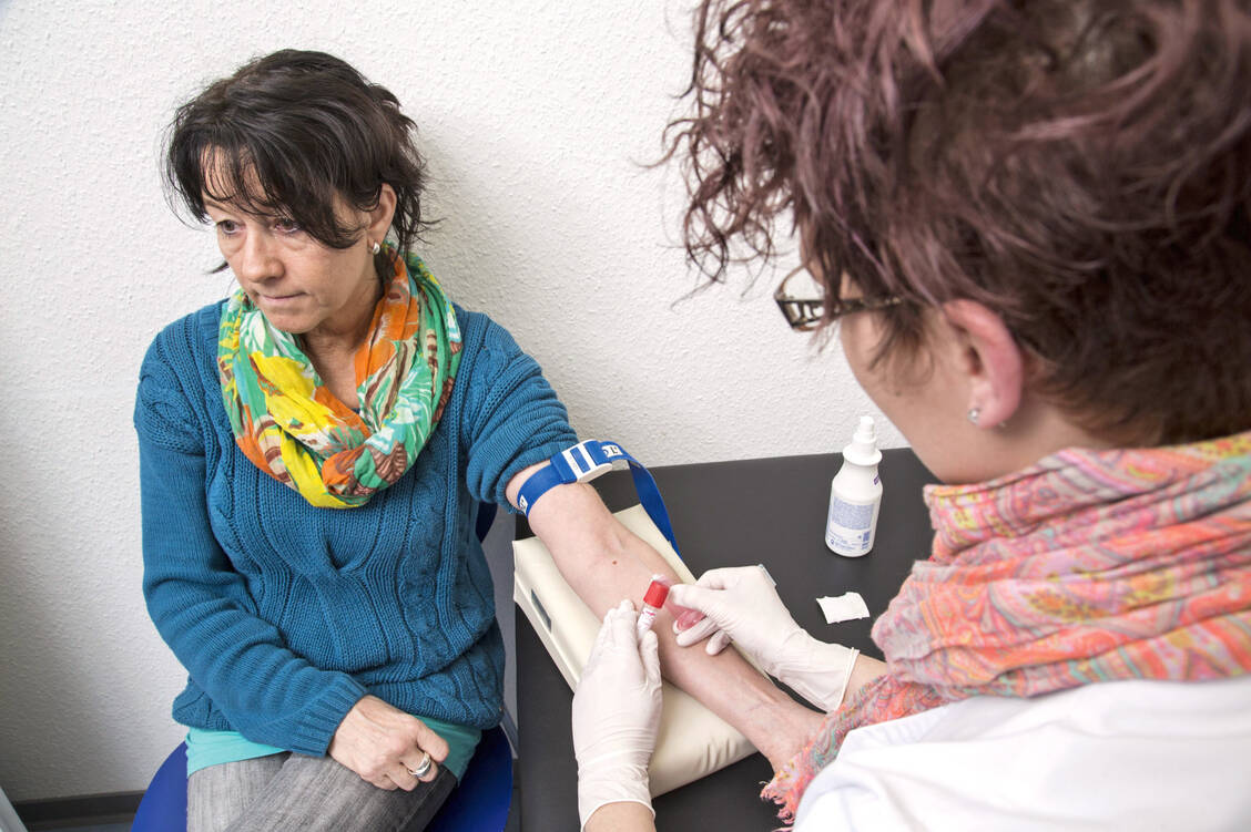 Das Risiko, an einer chronisch lymphatischen Leukämie (CLL) zu erkranken, nimmt mit dem Alter zu. Entdeckt wird die CLL meist in einem frühen Stadium, oft bei einem Routine-Gesundheitscheck oder einer Blutuntersuchung. / Foto: imago/Jochen Tack