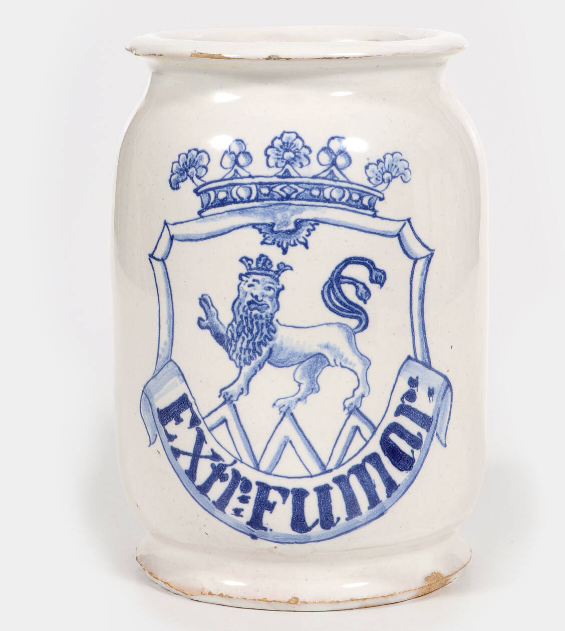 Abbildung 4: Fayence-Albarello der Bayreuther Manufaktur, Hof-Apotheke, später Marienapotheke Markt Wiesentheid, 1751 bis 1760 (Inv.-Nr. II E 1007) / © DAM