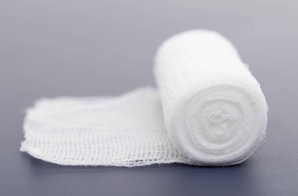 Apothekenteams sollten sich gut mit Wundarten auskennen, um passende Verbandstoffe auszuwählen. / © Imago/Westend61