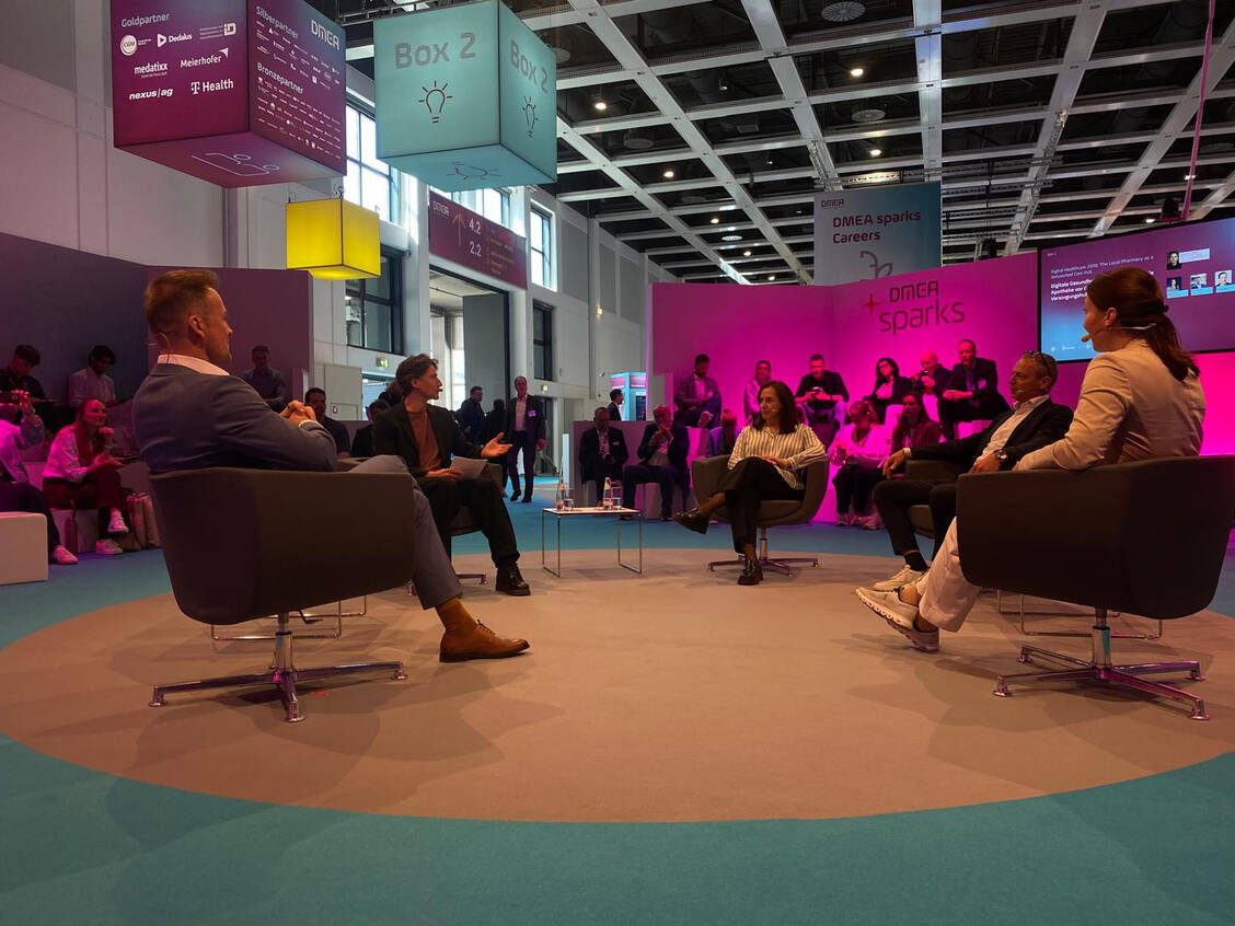 (v. l. n. r.) Florian Fuhrmann (Vorsitzender der Geschäftsführung der Gematik), Alexander Müller (Chefredakteur der PZ), Ina Lucas (Präsidentin der Apothekerkammer Berlin und Vizepräsidentin der ABDA), Alexander Ravati (Gründer und Geschäftsführer von Pharma4u) und Juliane Eidenschink (Fachapothekerin bei der ID GmbH & Co. KGaA). / © PZ/ Alexandra Amanatidou