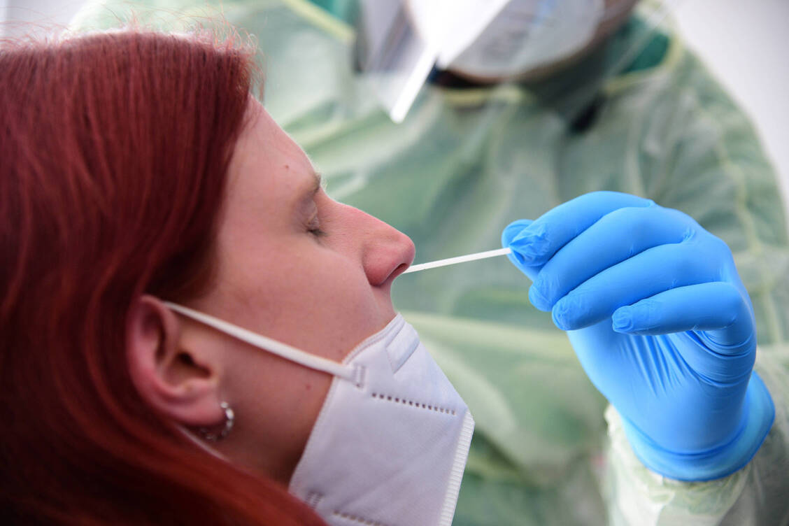 Ein Abstrich gibt Sicherheit: Schon bald sollen Bürger sich wieder kostenfrei in Apotheken auf das Coronavirus testen lassen können.  / Foto: Imago Images/BeckerBredel