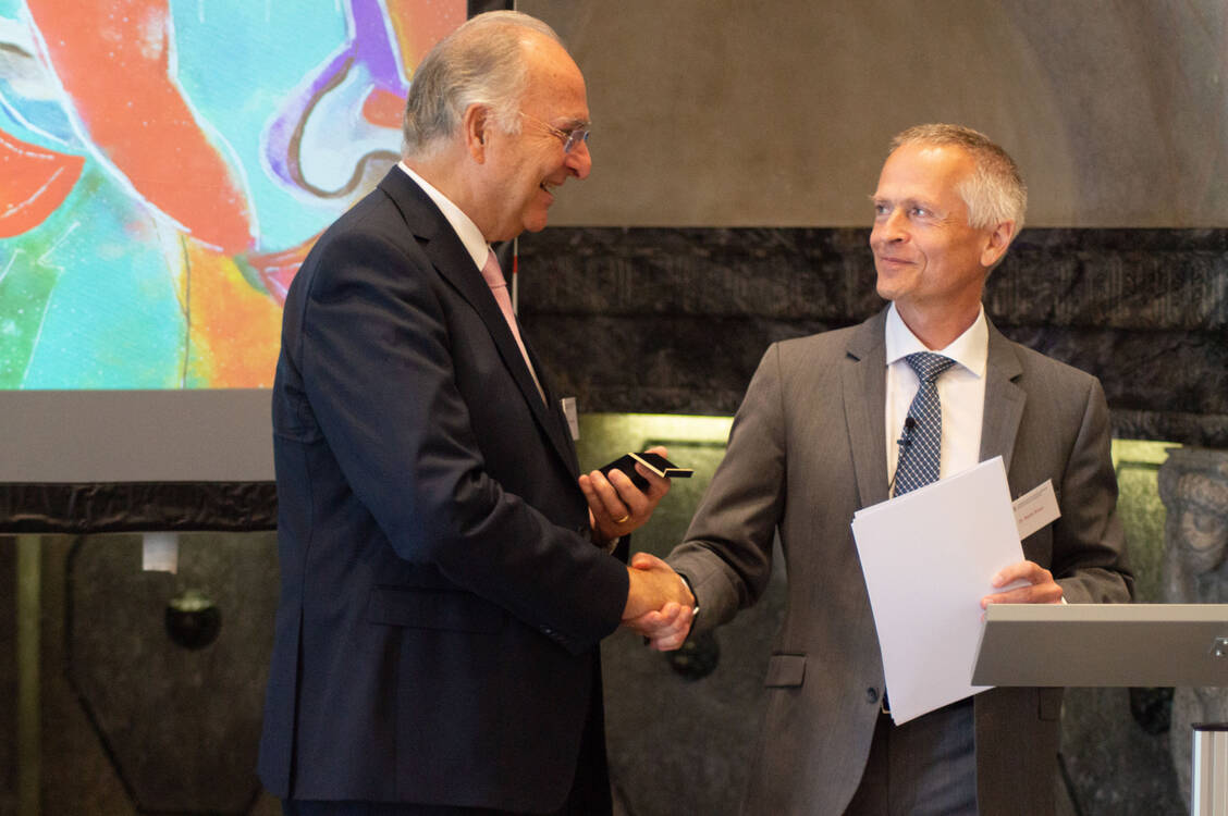 LAK-Präsident Dr. Martin Braun (rechts) würdigte in seiner Laudatio die »beeindruckende Interessenvielfalt« von Dr. Günther Hanke und seinen Einsatz für die Apothekerschaft in Baden-Württemberg und darüber hinaus. / Foto: LAK Baden-Württemberg