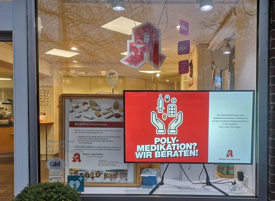 Die Markt-Apotheke im Hamburger Stadtteil Eidelstedt wirbt offensiv für ihre Medikationsanalysen, die hier schon seit einigen Jahren angeboten werden. / Foto: PZ/Daniela Hüttemann