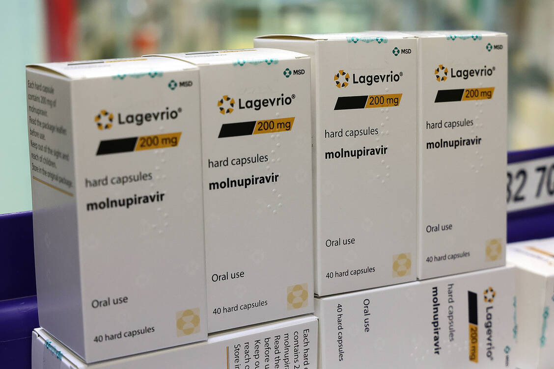 Molnupiravir (Lagevrio®) wirkt gegen SARS-CoV-2-, indem es Mutationen im viralen Genom induziert. Möglicherweise kann das die Entstehung von Varianten des Coronavirus begünstigen. / Foto: PZ/Alois Müller