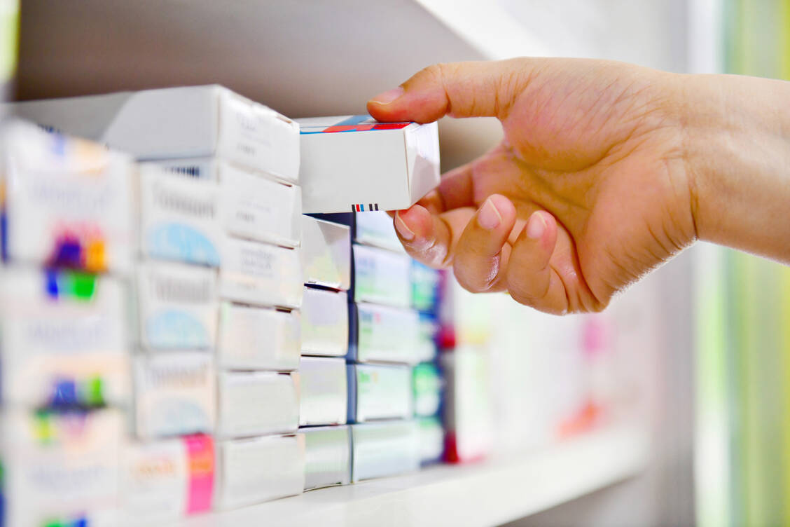 Von Lieferengpässen sind im Moment Antibiotika-Säfte für Kinder, Schmerz- und Bluthochdruck-Mittel sowie Krebsmedikamente betroffen. / Foto: Adobe Stock/I-Viewfinder