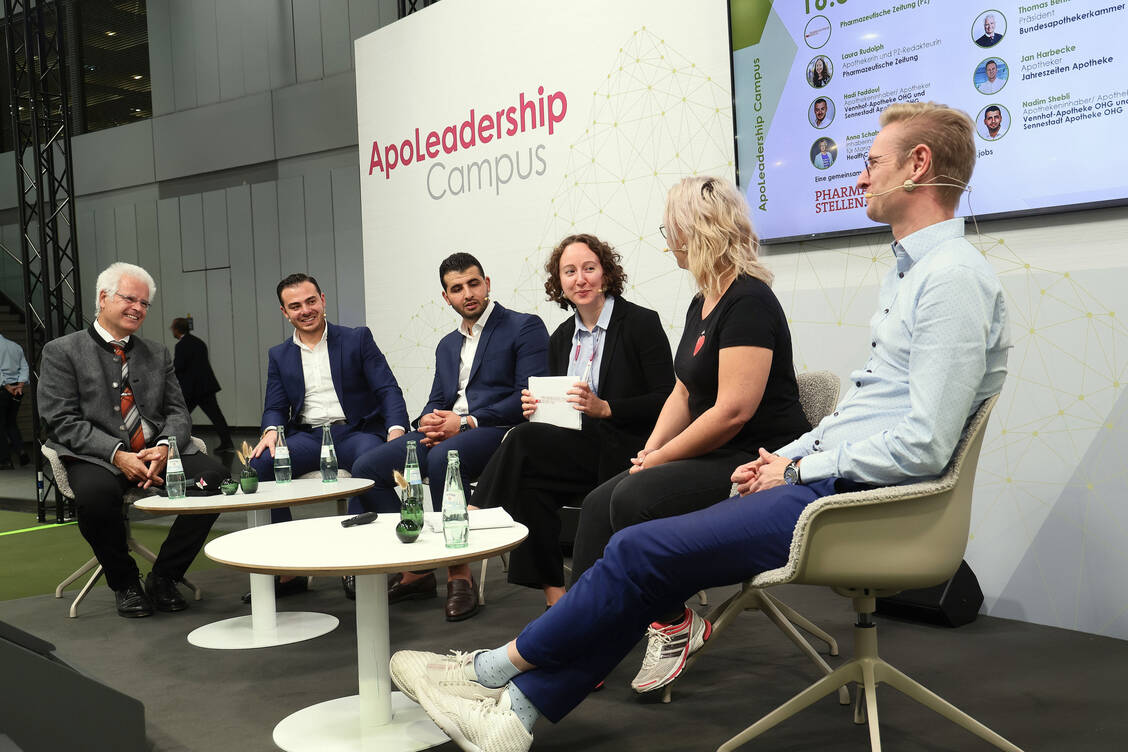 PZ-Redakteurin Laura Rudolph sprach mit ihren Talkgästen, was die öffentliche Apotheke zum attraktiven Arbeitsplatz macht. Von links nach rechts: Thomas Benkert, Hadi Faddoul, Nadim Shebli, Laura Rudolph, Anna Schatz, Jan Harbecke / Foto: PZ/Alois Müller