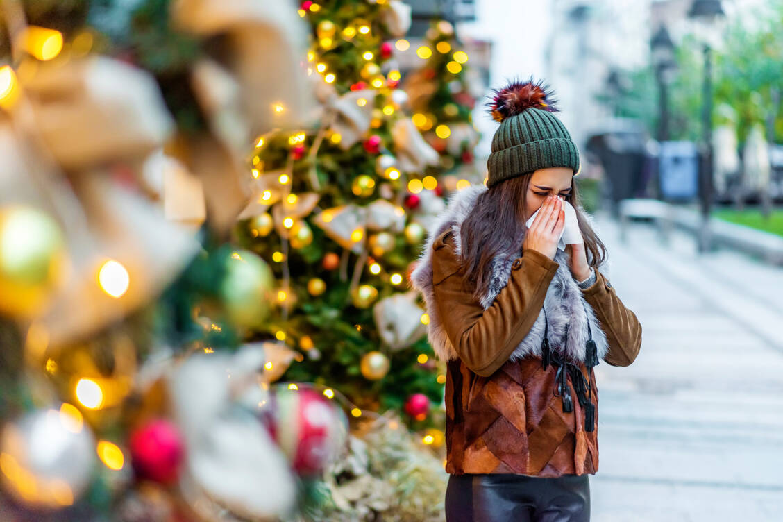 Corona, Grippe, RSV oder normale Erkältung? Die Chancen stehen derzeit etwa gleich, eines dieser Viren erwischt zu haben beziehungsweise von ihnen erwischt worden zu sein. / Foto: Getty Images/ljubaphoto
