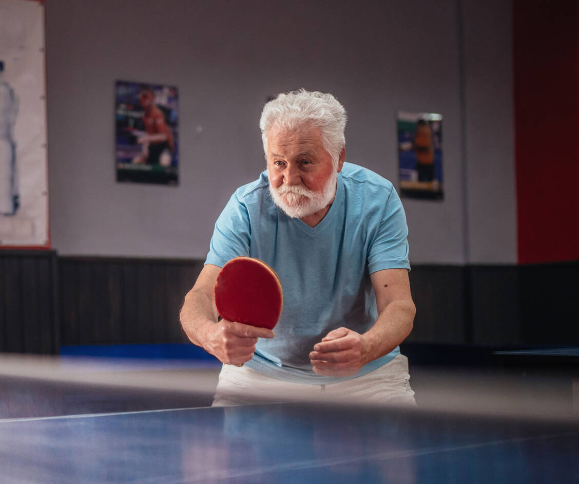 Koordinationstraining und soziale Interaktion: Tischtennis ist als Sportart für Parkinson-Patienten besonders gut geeignet. / Foto: Getty Images/zeljkosantrac