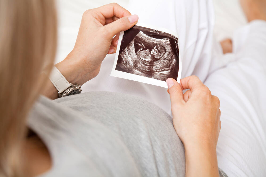 Die Fingolimod-Einnahme während der Schwangerschaft verdoppelt das Risiko für Fehlbildungen beim Baby. / Foto: Shutterstock/Phil Jones
