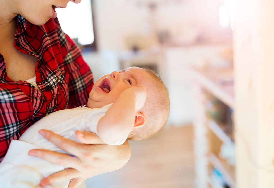 Kinder mit Refluxerkrankungen können mit Omeprazol behandelt werden. In Spanien erhielten mindestens 17 Babys aufgrund eines Kennzeichnungsfehlers jedoch statt des PPI ein Präparat mit Minoxidil. / Foto: Adobe Stock/Halfpoint