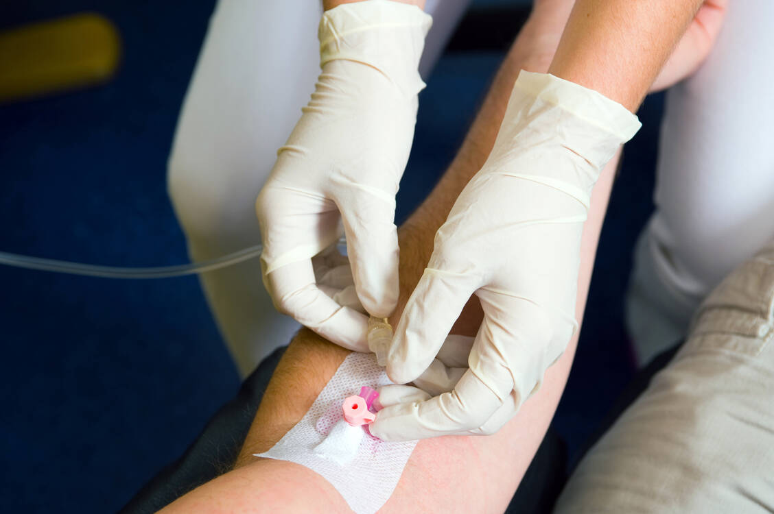 Immunglobuline werden meist intravenös appliziert. Es gibt aber auch Arzneimittel zur subkutanen Selbstanwendung. / © Adobe Stock/Firma V