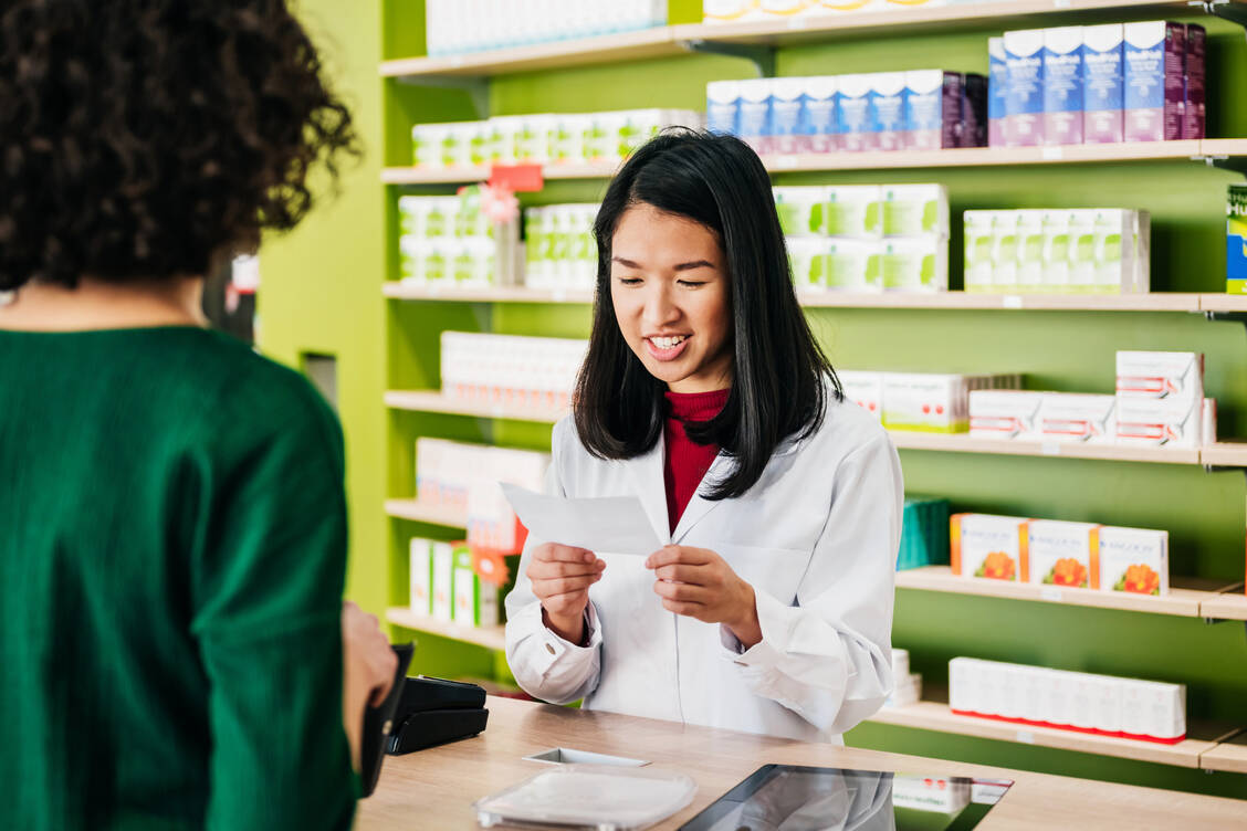 PTA am Ruder: Eine Apotheke ohne Leitung geöffnet zu lassen, kann zu einem teuren Spaß werden. / © Getty Images/Tom Werner