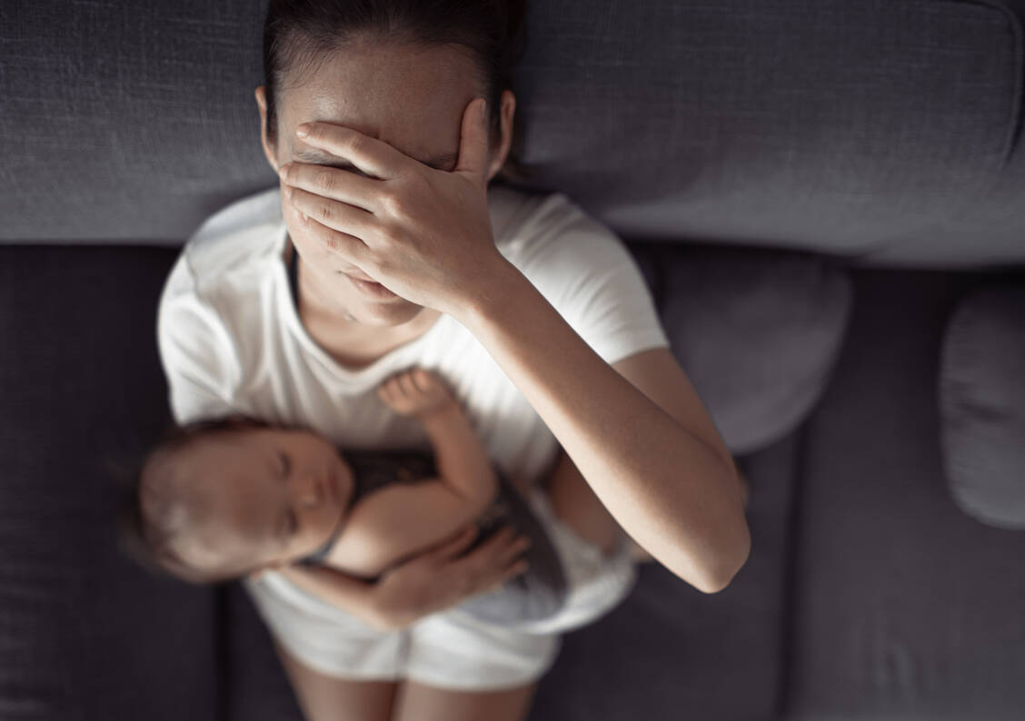 Bei einer postpartalen Depression fühlt sich die Mutter nicht nur überfordert. Sie kann auch Probleme damit haben, eine emotionale Bindung zum Kind aufzubauen. Daran trägt sie keine Schuld, braucht aber Hilfe. / © Getty Images/kieferpix
