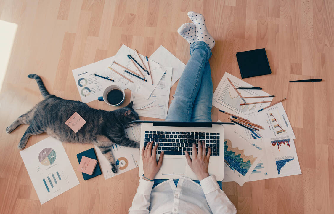 Während der Corona-Krise ist die Zahl der Beschäftigten, die ihr Büro nach Hause verlegt haben, von 12 auf 25 Prozent gestiegen. Das ergaben erste Schätzungen. / Foto: Adobe Stock/agcreativelab