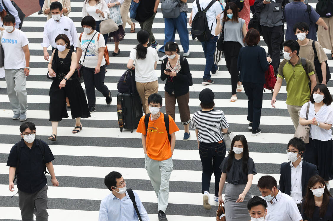 In asiatischen Großstädten gehörten Atemschutzmasken bereits vor der Coronavirus-Pandemie zum ganz normalen Straßenbild. / Foto: Getty Images/Takashi Aoyama