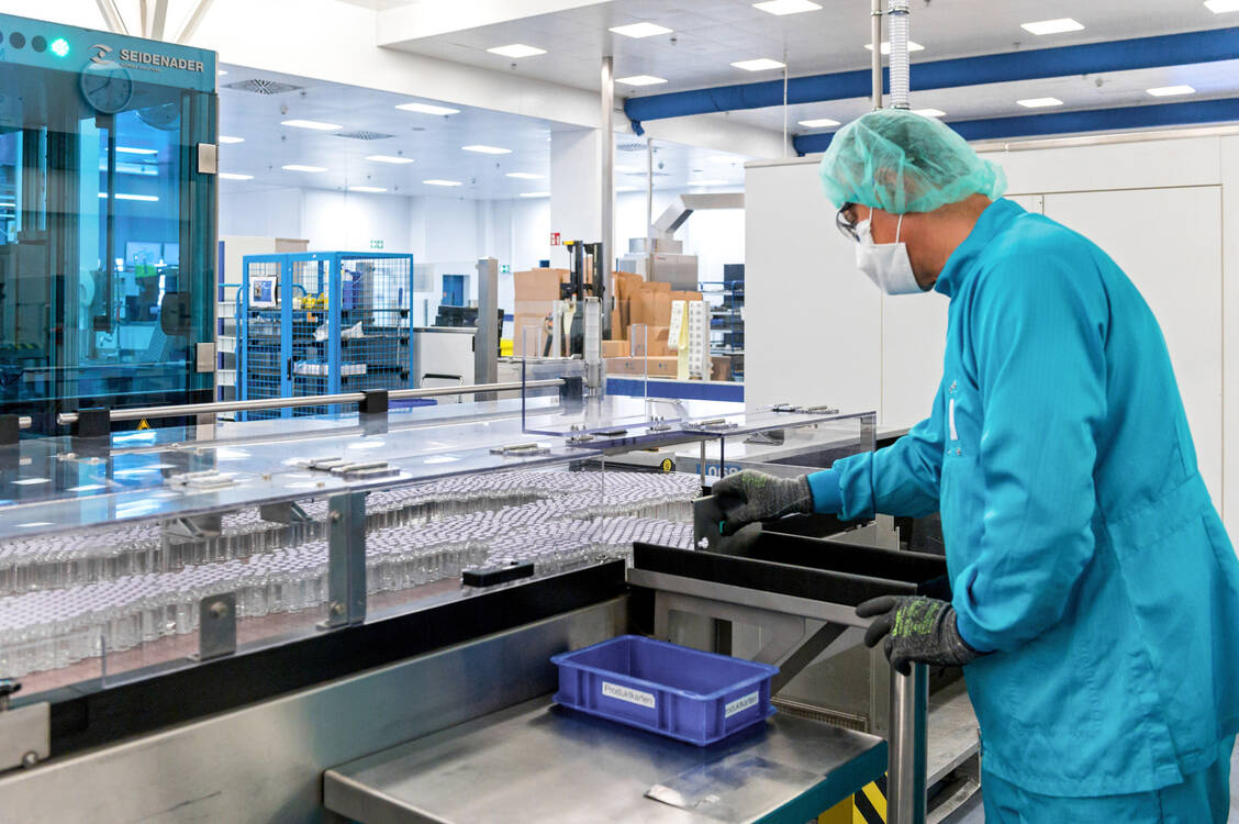 Die Hersteller der Coronavirus-Impfstoffe müssen zum Teil noch ihre Abfüllanlagen zulassen lassen. In Frankfurt-Höchst wurde vor wenigen Wochen bereits eine Insulin-Abfüllanlage umgerüstet, die Sanofi und GSK gemeinsam zur Produktion ihrer Impfstoffe nutzen wollen. / Foto: Sanofi