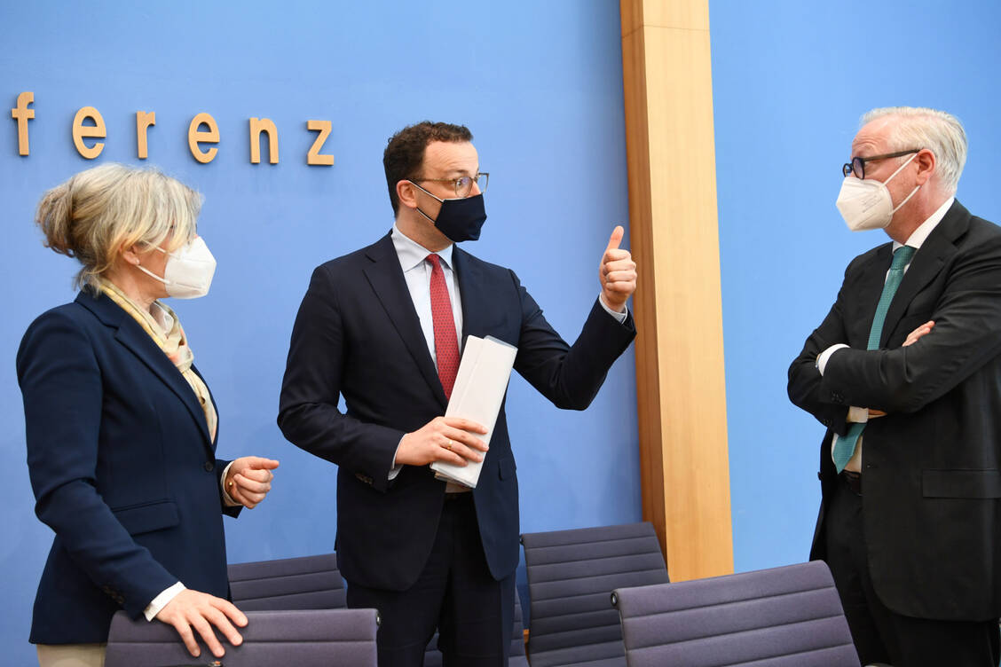 Am heutigen Donnerstag präsentierten ABDA-Präsidentin Gabriele Regina Overwiening und der Phagro-Vizechef Marcus Freitag (rechts) gemeinsam mit Bundesgesundheitsminister Jens Spahn (CDU) den Plan für die Covid-19-Impfungen in den Hausarztpraxen. / Foto: picture alliance / REUTERS | Annegret Hilse