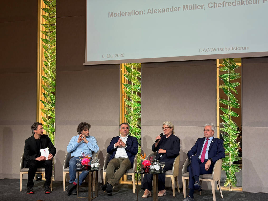 Diskutierten heute auf dem DAV-Wirtschaftsforum mit PZ-Chefredakteur Alexander Müller (links) über die anstehende Apothekenreform: die gesundheitspolitischen Vertreter der Bundestagsfraktionen Ates Gürpinar (Linke), Christos Pantazis (SPD), Simone Borchardt (CDU/CSU) und der DAV-Vorsitzende Hans-Peter Hubmann. / © PZ/Tebroke