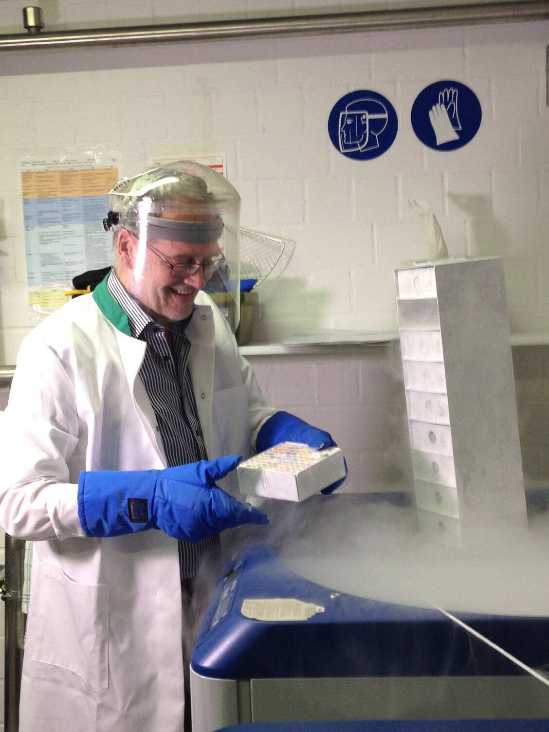 Professor Dr. Hans G. Drexler vom DSMZ mit Zelllinien, die in flüssigem Stickstoff bei fast minus 200 Grad Celsius lagern. So können sie noch nach Jahrzehnten reaktiviert werden. / Foto: PZ/Maria Pues