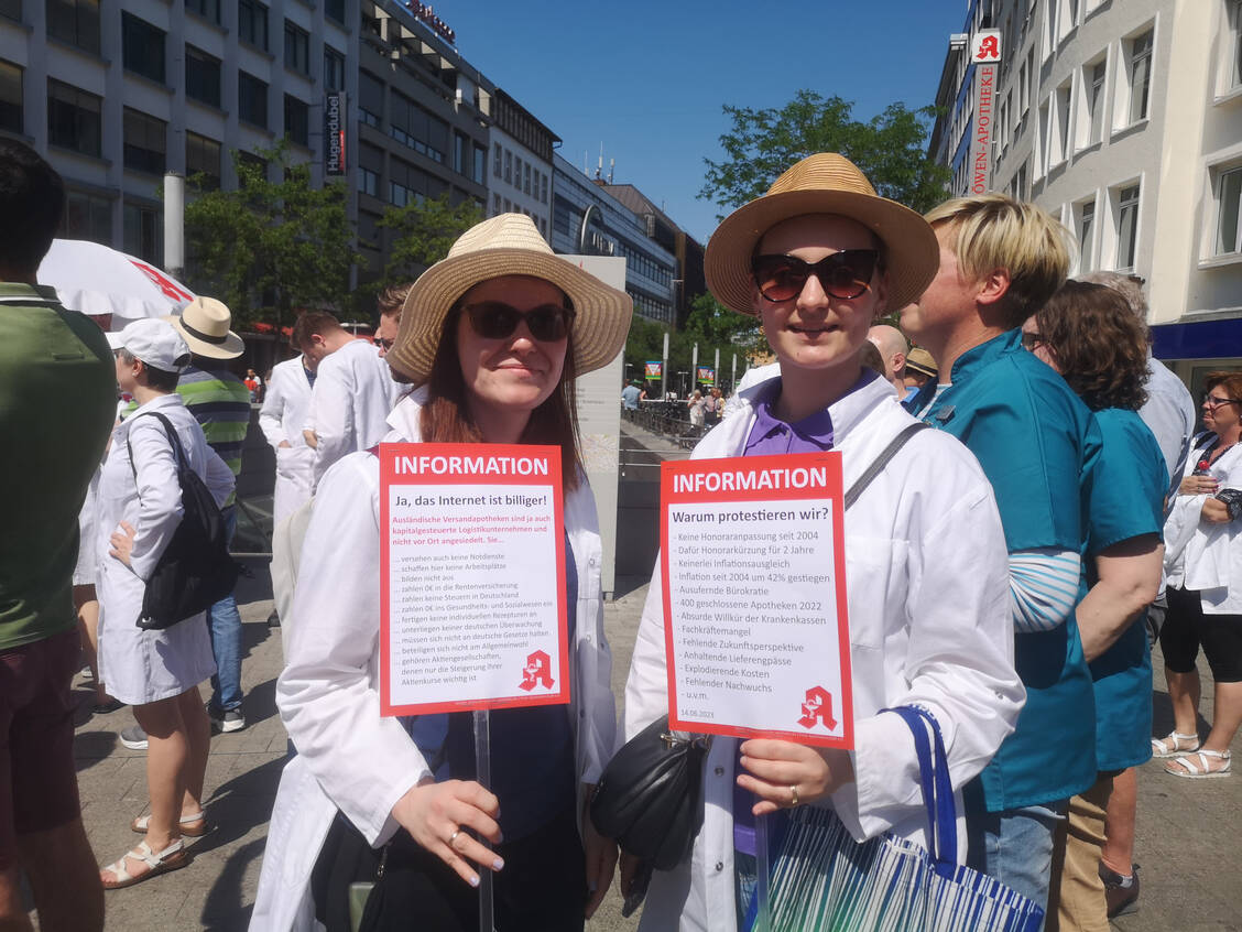 Den rund 100 Teilnehmenden der Protestaktion war wichtig, die Bevölkerung hinter sich zu wissen. Dafür informierten sie Passanten auch in 1:1-Gesprächen. / Foto: PZ/Daniela Hüttemann