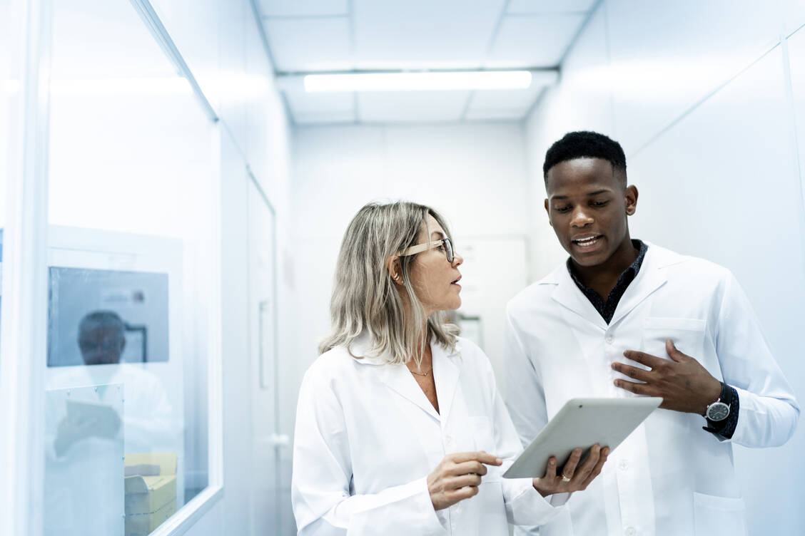 Stationsapotheker machen zum Teil Kurvenvisiten, sind aber auch bei Visiten am Patientenbett dabei. / Foto: Getty Images/FG Trade