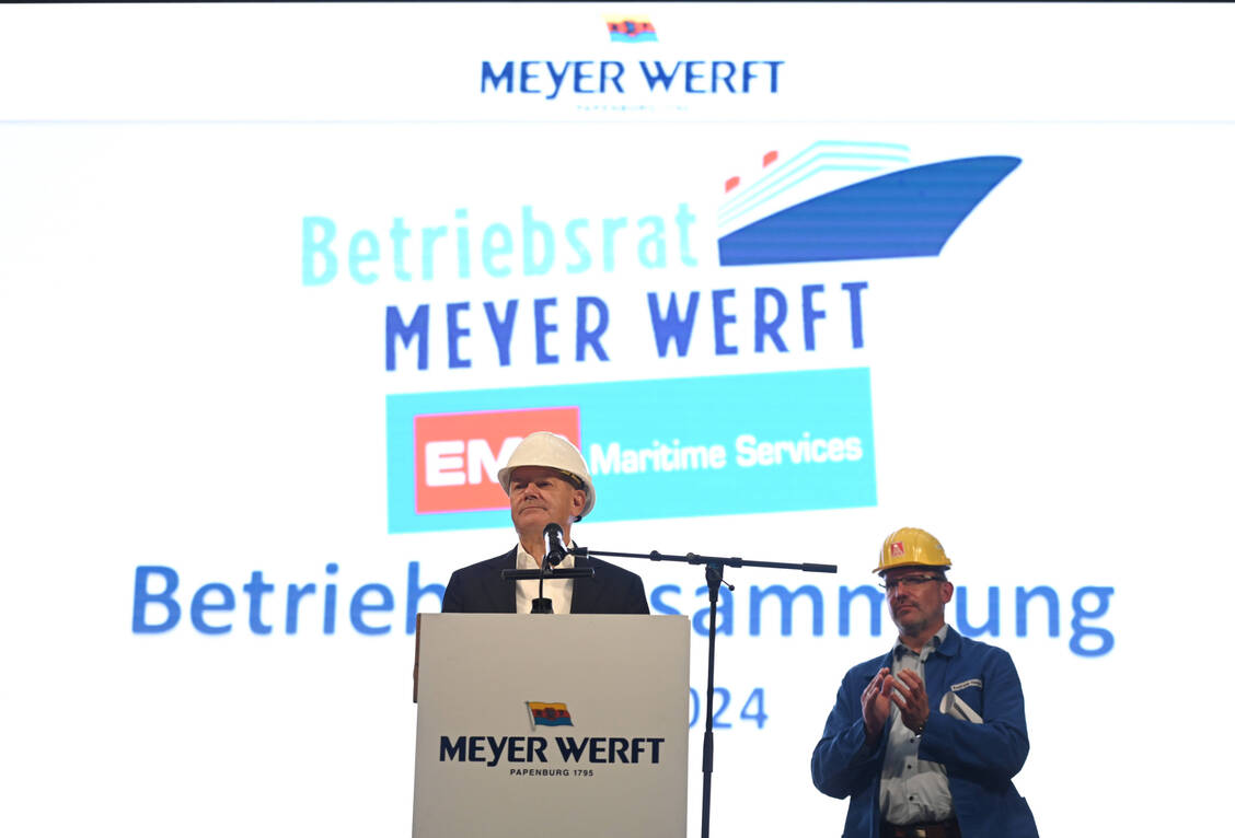 Bundeskanzler Olaf Scholz höchst persönlich versprach den Mitarbeitern der Meyer Werft am Donnerstag Hilfe vom Bund. 18.000 Arbeitsplätze hängen direkt und indirekt in der Region daran. / Foto: Imago/diebildwerft