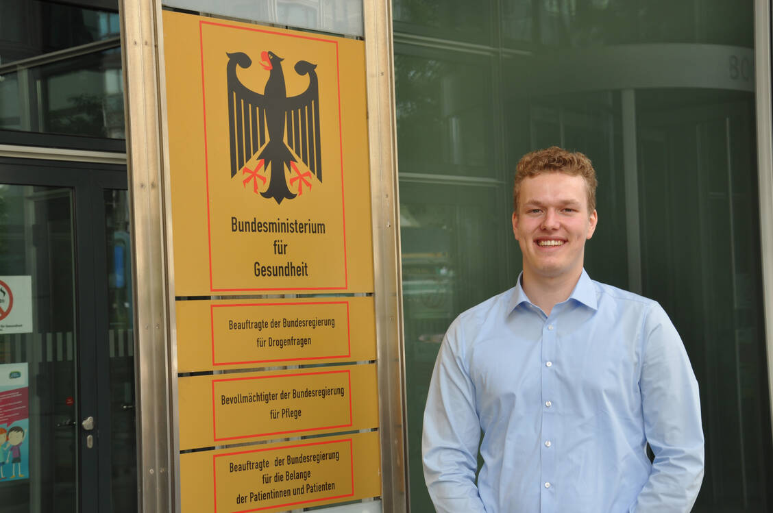 Der Pharmaziestudent Benedikt Bühler warb erfolgreich für seine Petition zum Versandverbot für verschreibungspflichtige Arzneimittel. / Foto: PZ/Evans