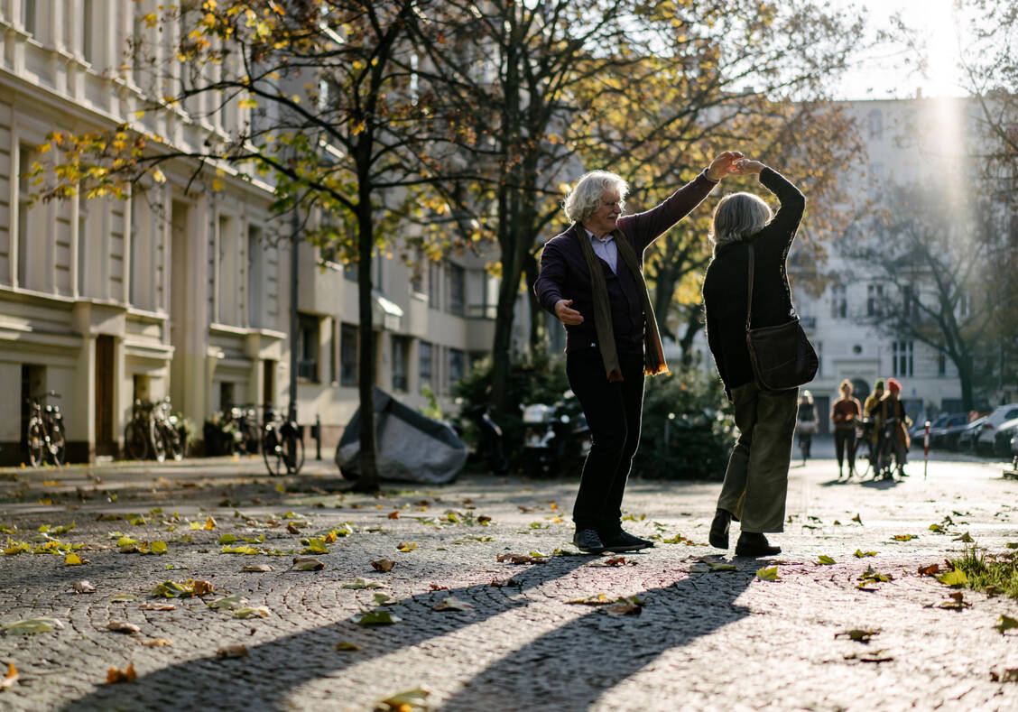 Die Lebenserwartung lag 2023 hierzulande bei Frauen bei 83,3 Jahren und bei Männern bei 78,6 Jahren. / © Getty Images/Janina Steinmetz