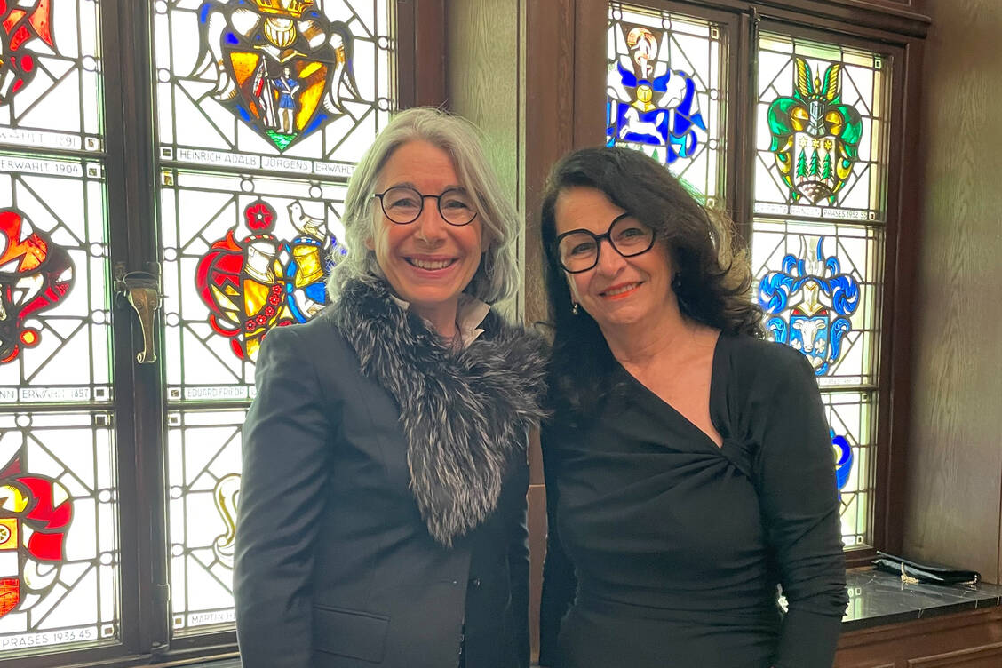Gabriele Overwiening und Marita Dewitz, Vizepräses der Handelskammer Bremen, in der Oberen Rathaushalle beim Bremer Schaffermahl. / © Apothekerkammer Bremen