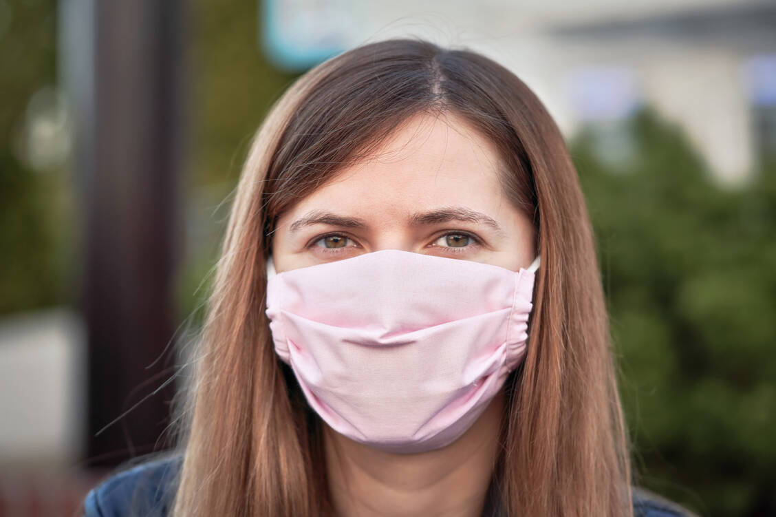 Trotz umstrittenen Nutzens tragen hierzulande inzwischen zahlreiche Menschen selbst gebastelte Schutzmasken. / Foto: Adobe Stock/Lubo