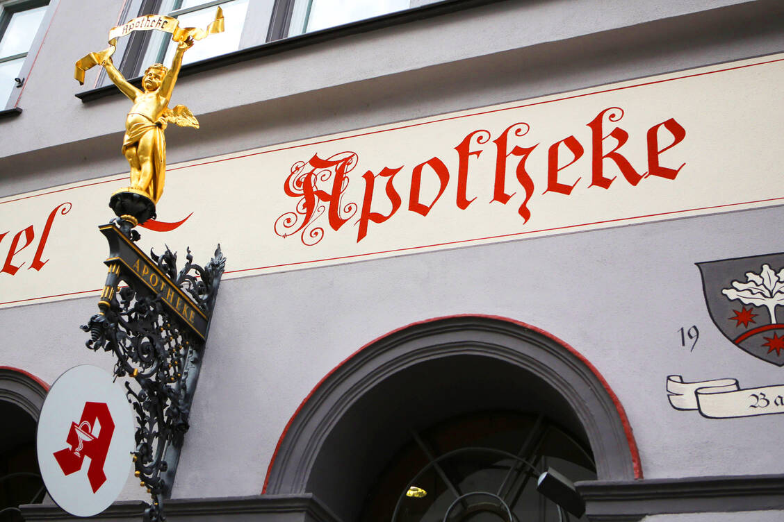 Patienten sollen stets selbst entscheiden, in welcher Apotheke sie ihre Verordnung einlösen wollen. Die Koalitionsfraktionen haben aber in den PDSG-Entwurf noch eine kleine Änderung eingebracht. / Foto: Imago/Manngold