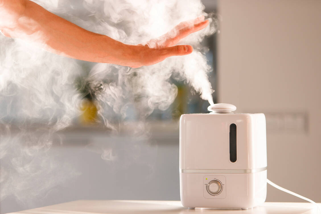 Die Luftfeuchtigkeit sollte zwischen 40 und 60 Prozent liegen, um die Transmissionswahrscheinlichkeit von SARS-CoV-2 in Innenräumen  gering zu halten, empfehlen Experten. / Foto: Adobe Stock/DimaBerlin