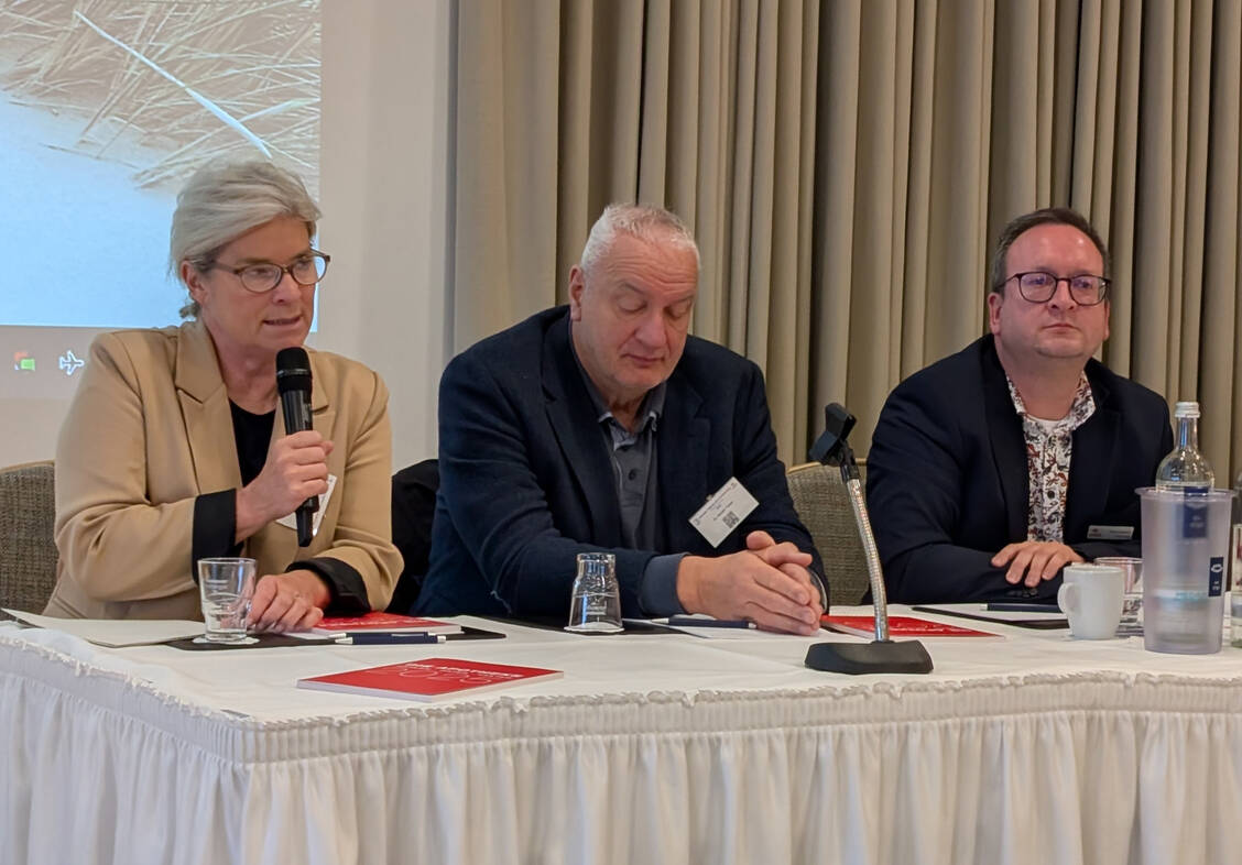 Simone Borchhardt, Harald Terpe und Marco Bubnick (v.l.n.r.) bei der Podiumsdiskussion.  / © PZ/Brockfeld