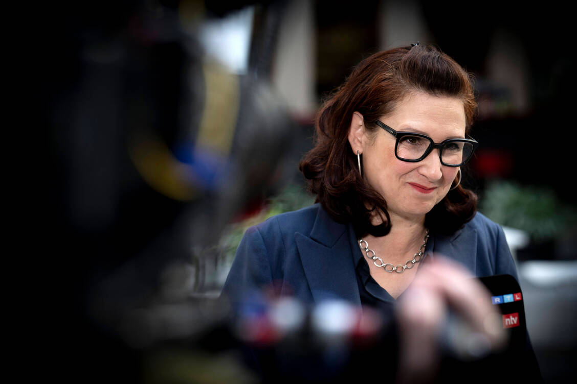 In der Öffentlichkeit ist das Thema Menopause nach wie vor ein Tabu und schambehaftet, sagt die Antidiskriminierungsbeauftragte des Bundes, Ferda Ataman.  / © Imago/IPON