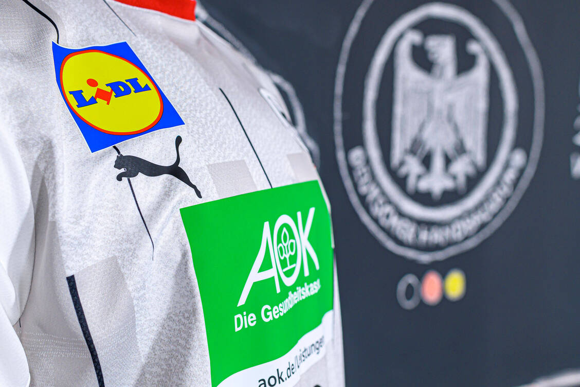 Aus für Kassenlogos auf Spielerhemden? Krankenkassenwerbung im Sport sollte nach dem Willen von Gesundheitsminister Jens Spahn stark beschnitten werden. Damit handelte er sich massive Kritik ein. / Foto: imago images/wolf-sportfoto
