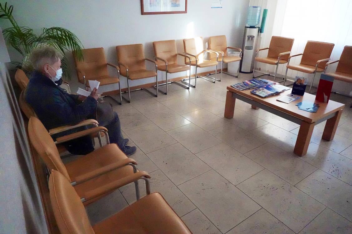 Die Ärzteschaft warnt vor längeren Wartezeiten durch das Spargesetz.  / © Imago/Rust