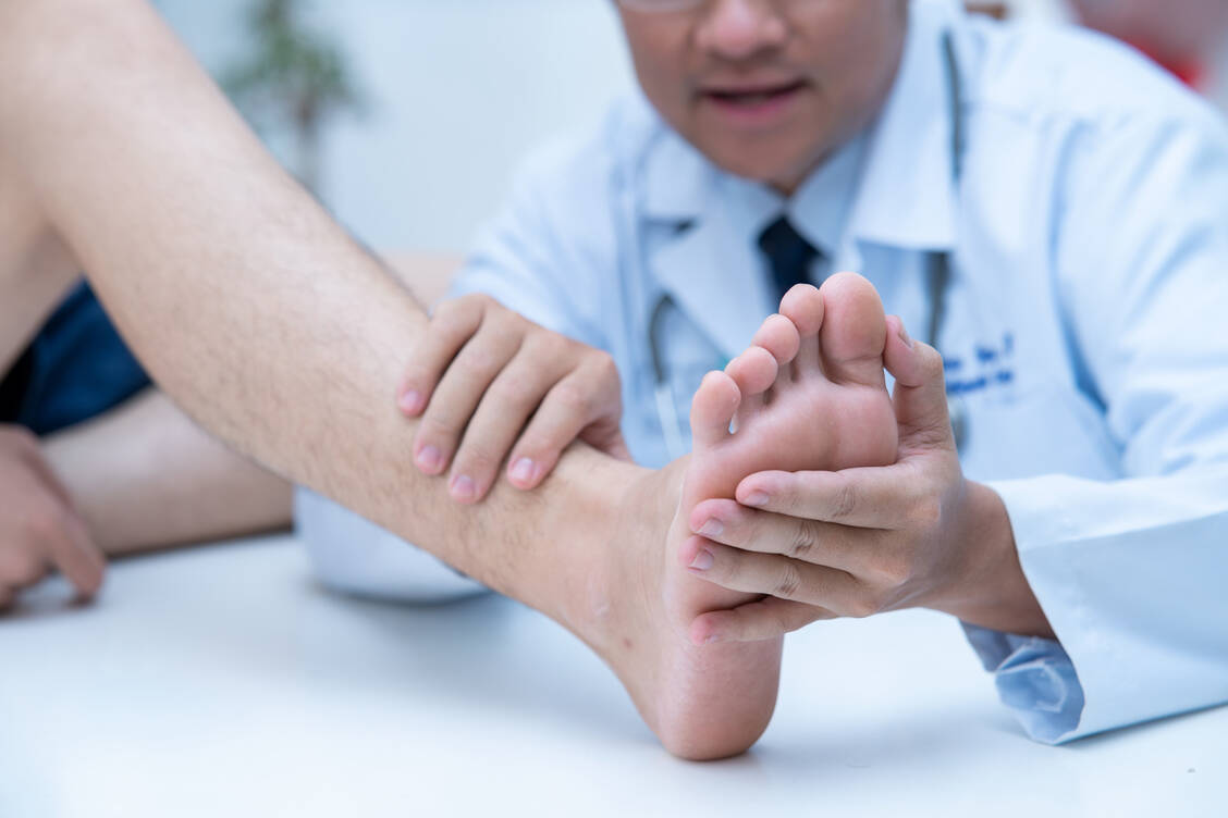 Offenbar kann sich unter einer Therapie mit GLP-1-Rezeptoragonisten das Risiko für Nagelablösungen erhöhen. Darauf deuten Daten hin, die bei einem Fachkongress präsentiert wurden. / © Getty Images/	Sirisak Boakaew