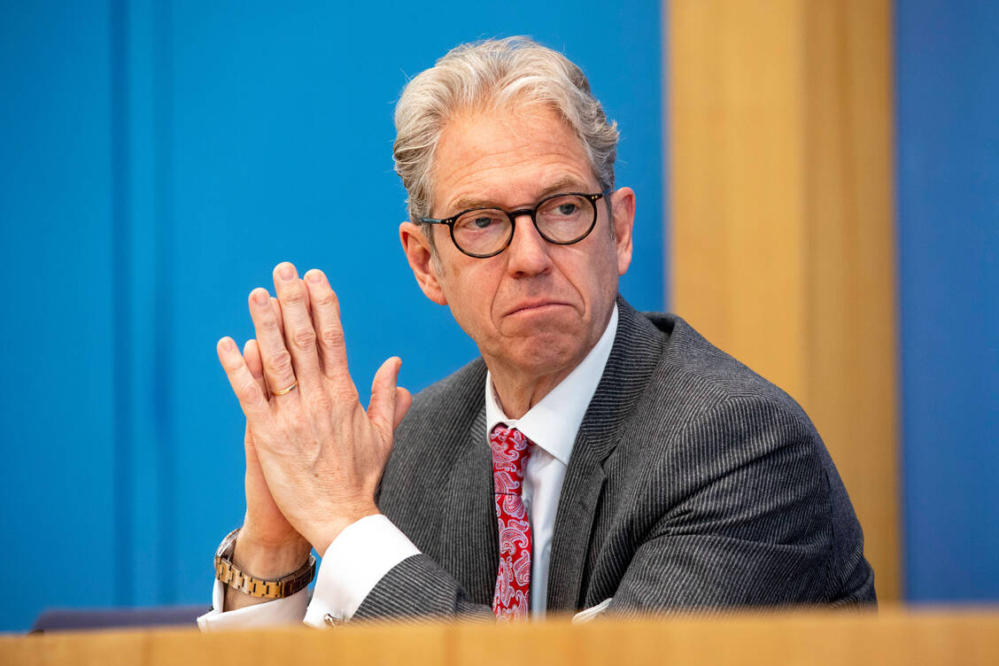 KBV-Chef Andreas Gassen fordert, dass die Bürgertestungen komplett abgeschafft werden. Sie seien zu teuer, der bürokratische Aufwand sei riesig »und die epidemiologische Aussagekraft ist Null«, so Gassen. / Foto: Imago Images/Christian Thiel