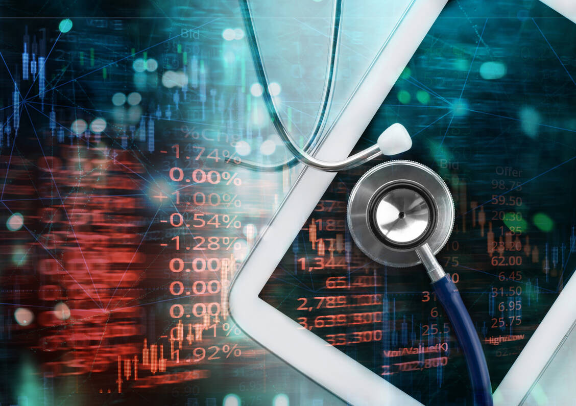 Ärzte und Apotheker sehen das Wohl der Patienten gefährdet, wenn von Kapitalinteressen gesteuerten Fremdinvestoren zunehmend Einfluss auf Praxen und Offizinen nehmen. / Foto: Adobe Stock/madamlead