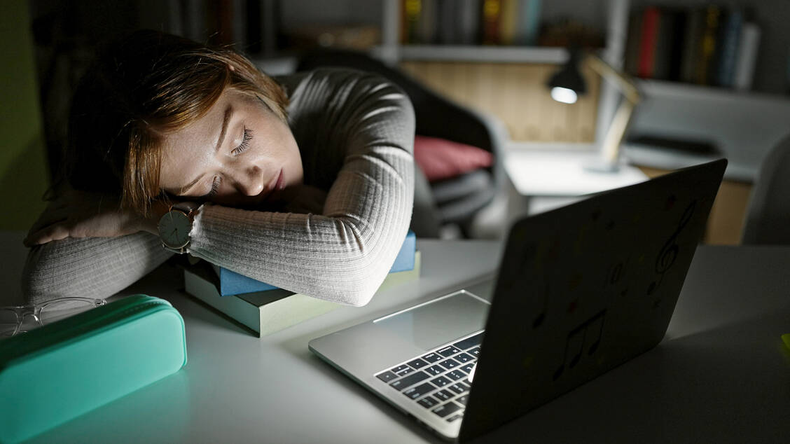 Durchlernen und trotzdem Leistung bringen: Ob Kreatin dabei wirklich hilft, muss noch genauer untersucht werden. / Foto: Adobe Stock/Krakenimages.com