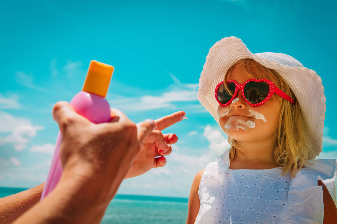 Ein Sonnenschutzmittel für Kinder zu finden, das die Erwartungen erfüllt, ist nicht schwer. / Foto: Adobe Stock/nadezhda1906