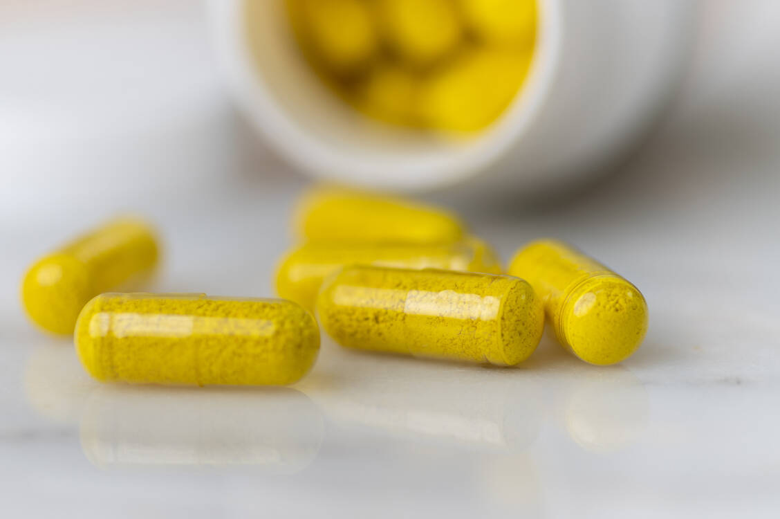 Charakteristisch für das Alkaloid Berberin ist seine gelbe Farbe, weshalb Nahrungsergänzungsmittel mit Berberin oft Kapseln mit einem gelben Pulver sind.  / Foto: Adobe Stock/Anna Hoychuk