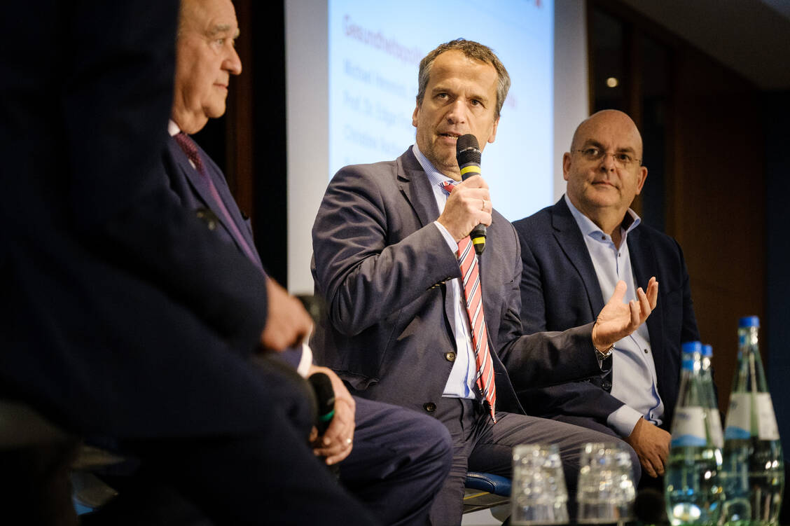 Arzneimittelexperte Michael Hennrich (CDU) und der Gesundheitsexperte der SPD, Professor Edgar Franke, diskutierten auf dem DAV-Wirtschaftsforum die Möglichkeit, die Rx-Preisbindung zu erhalten. / Foto: PZ/André Wagenzik