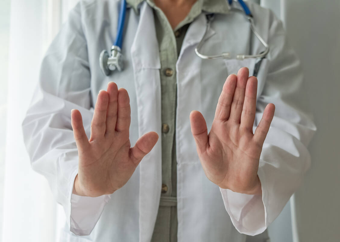 Beschimpfungen und rüdes Verhalten, sei es verbal oder körperlich, würden in den Praxen mehr und mehr zur Belastung, so die Kritik der Ärzteschaft. / Foto: Adobe/Doodeez