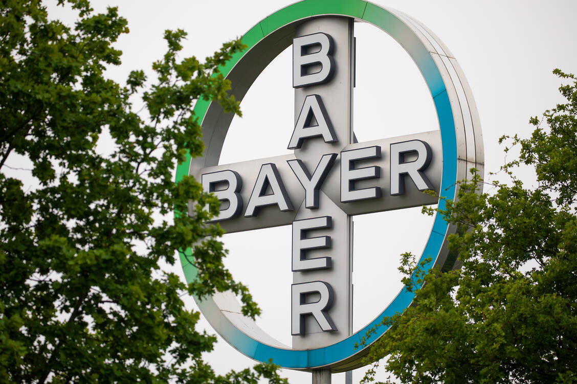 Bis Ende 2021 will Bayer weltweit etwa 12.000 seiner rund 117.000 Arbeitsplätze streichen, davon 4500 in Deutschland. Gleichzeitig will das Unternehmen die deutschen Standorte finanziell stärken. / Foto: picture alliance/Oliver Berg/dpa