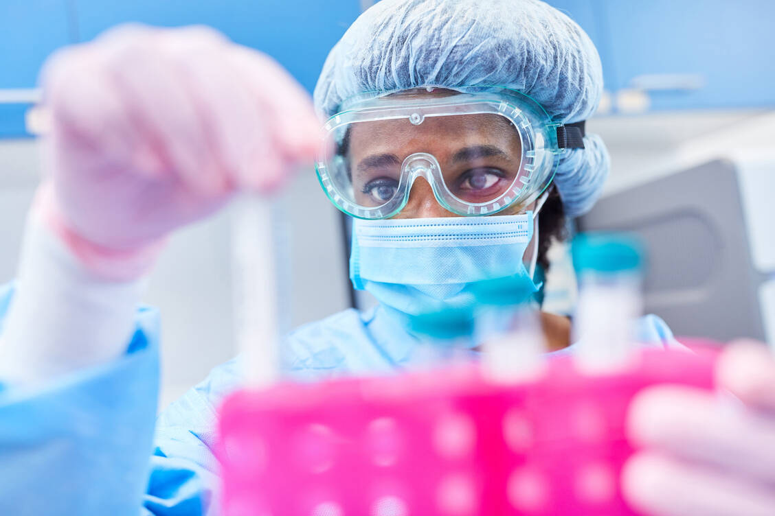 Aus Sicht des vfa und der Gesundheitsforschungs-Institute der Fraunhofer-Gesellschaft ist bei der Pharmaforschung in Deutschland noch Luft nach oben. / © Adobe Stock/Robert Kneschke